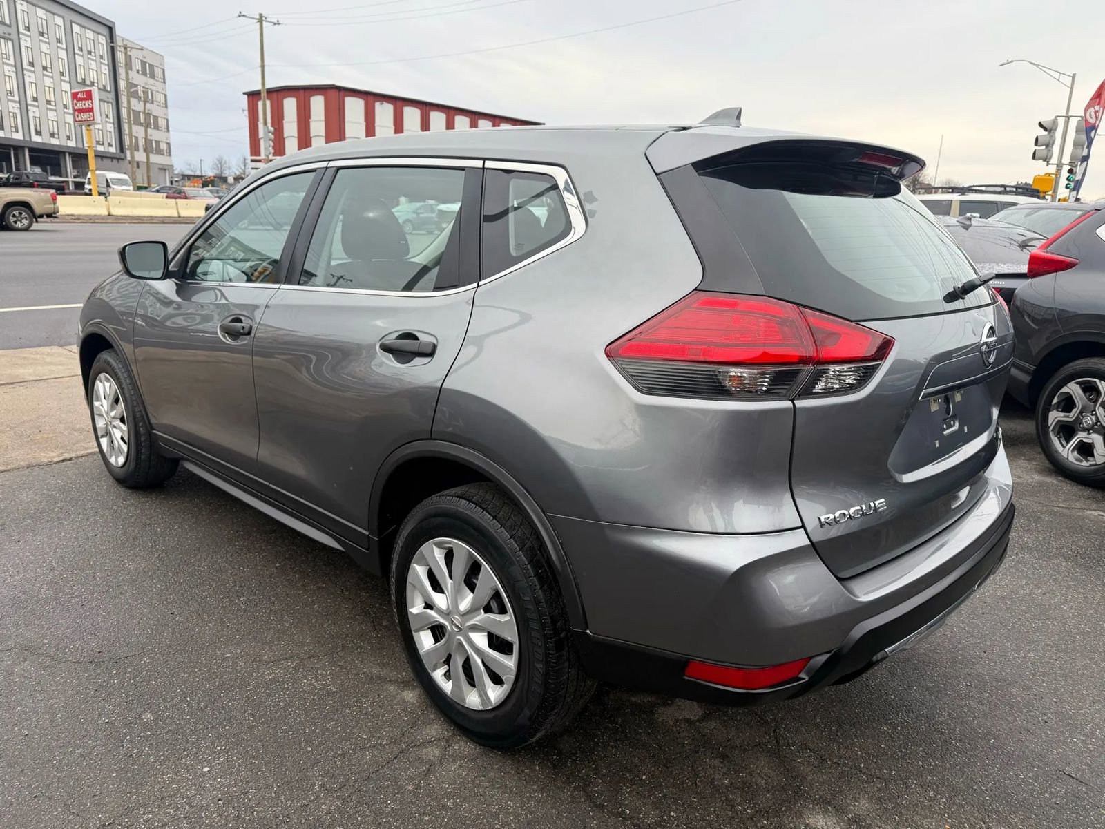 Used 2017 Nissan Rogue S image 4