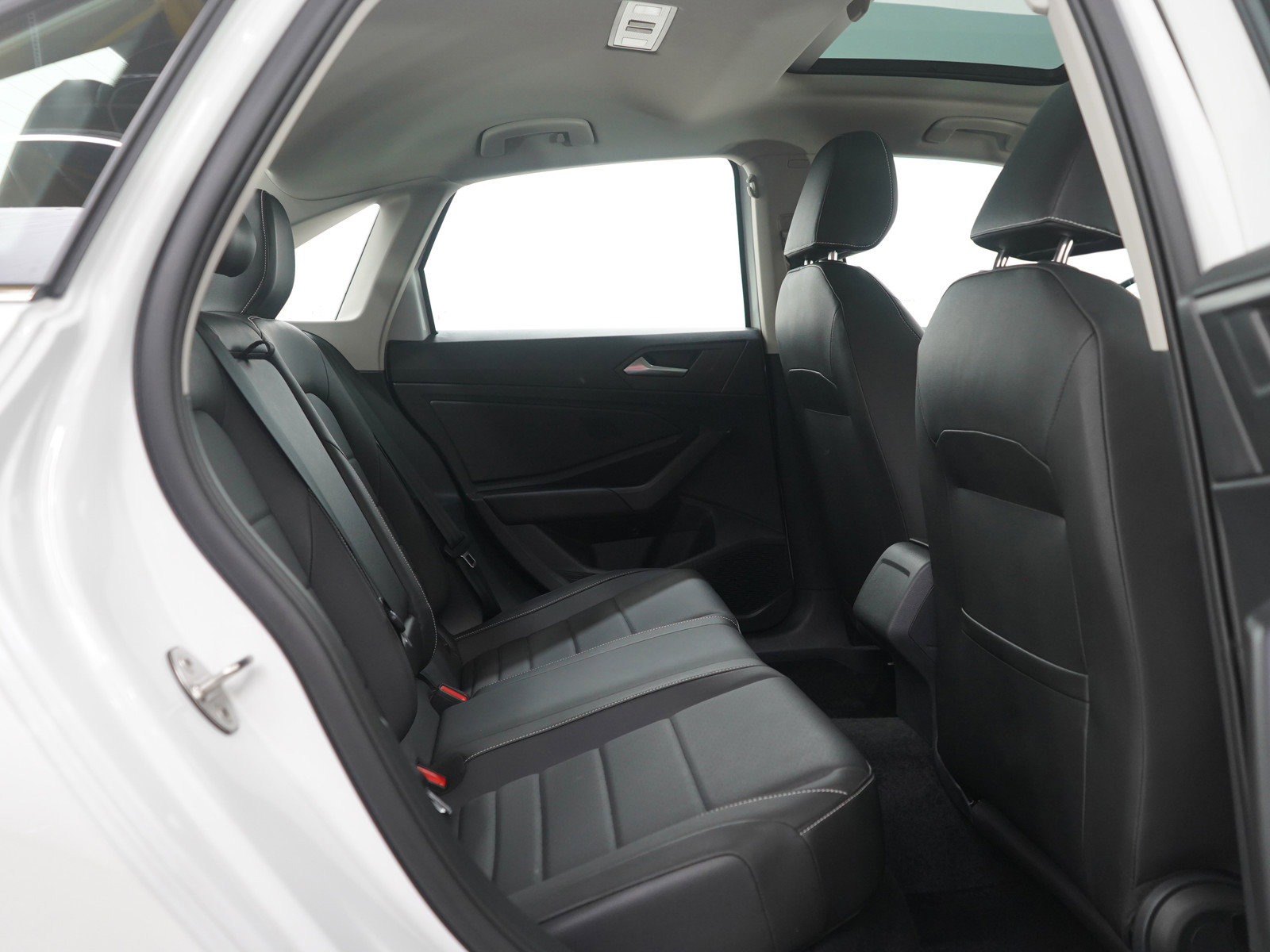 Used 2023 Volkswagen Jetta SE w/ Panoramic Sunroof Package image 11