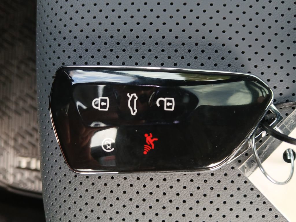 New 2025 Volkswagen Tiguan SE R-Line image 28