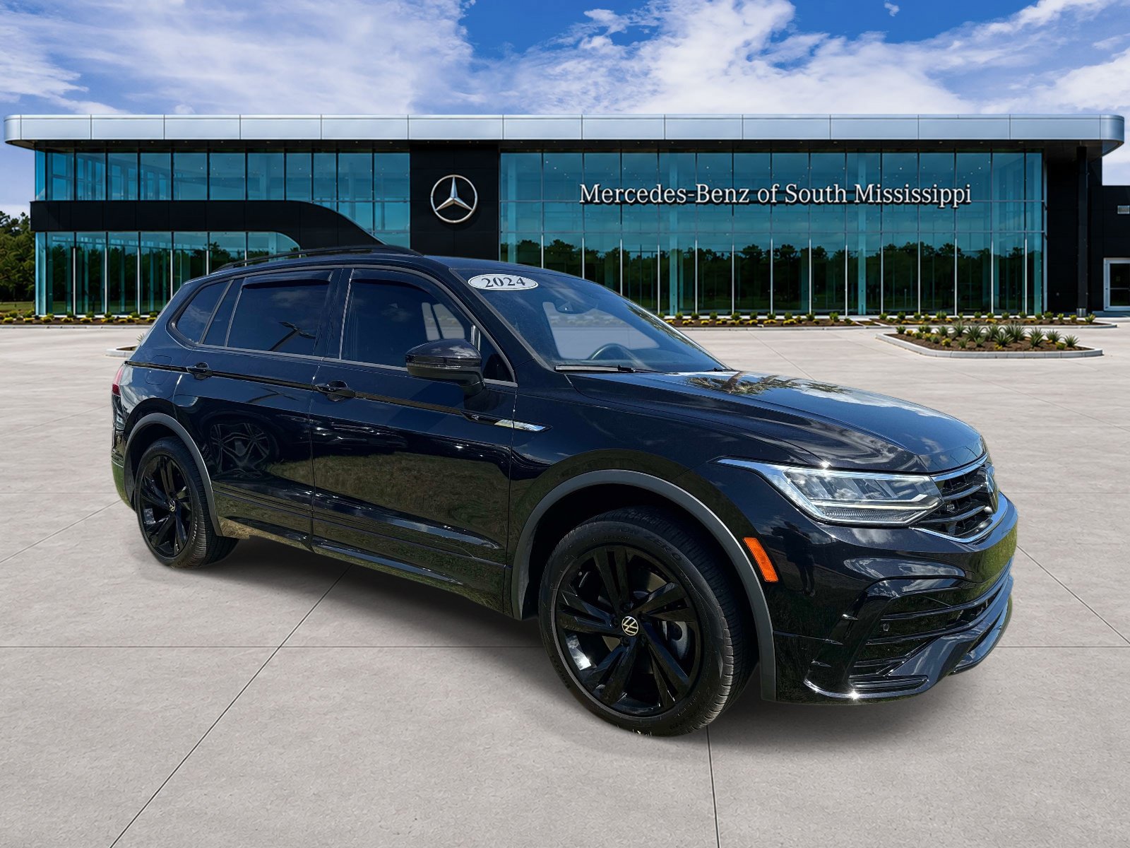 Used 2024 Volkswagen Tiguan SE R-Line w/ MDO Package, Three-Row FWD image 3