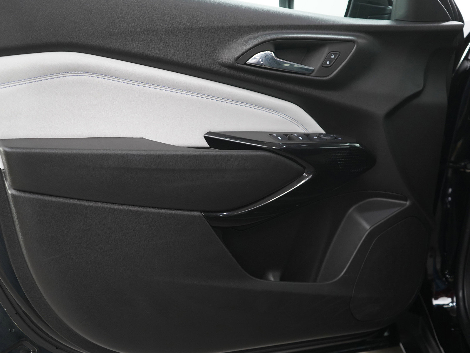 Used 2024 Chevrolet Trax LT w/ Sunroof Package image 18