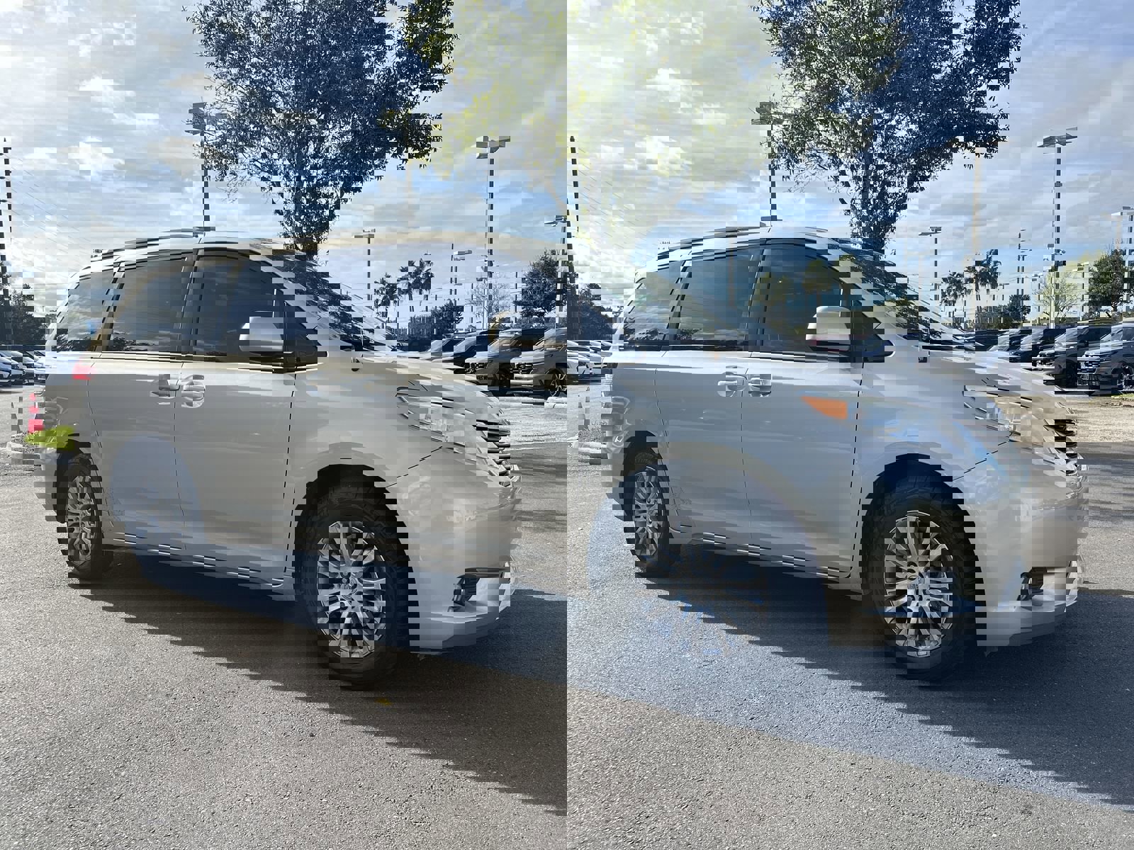 Used 2014 Toyota Sienna XLE image 8