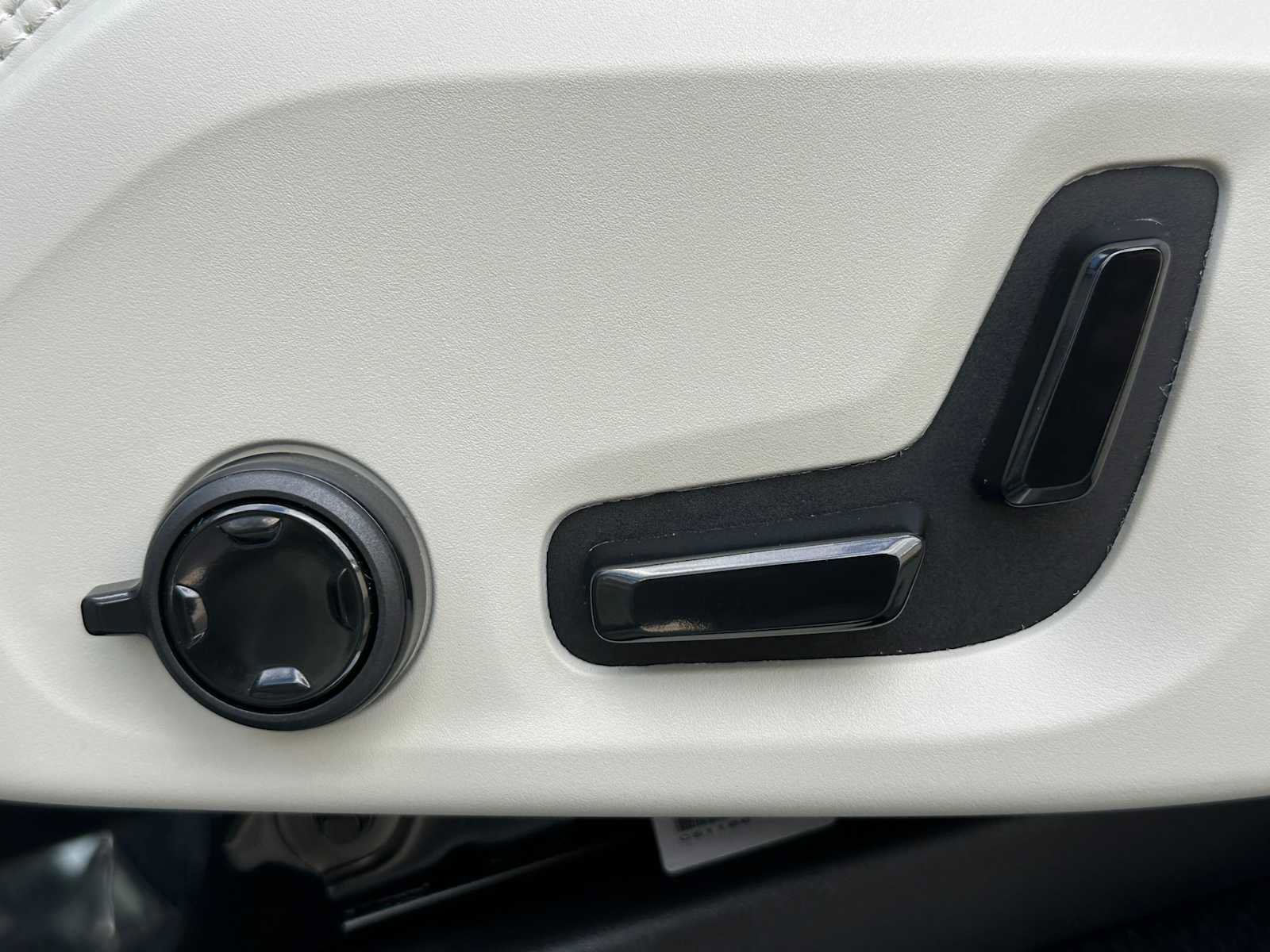 Used 2025 Volvo XC90 B6 Ultra w/ Lounge Package image 26