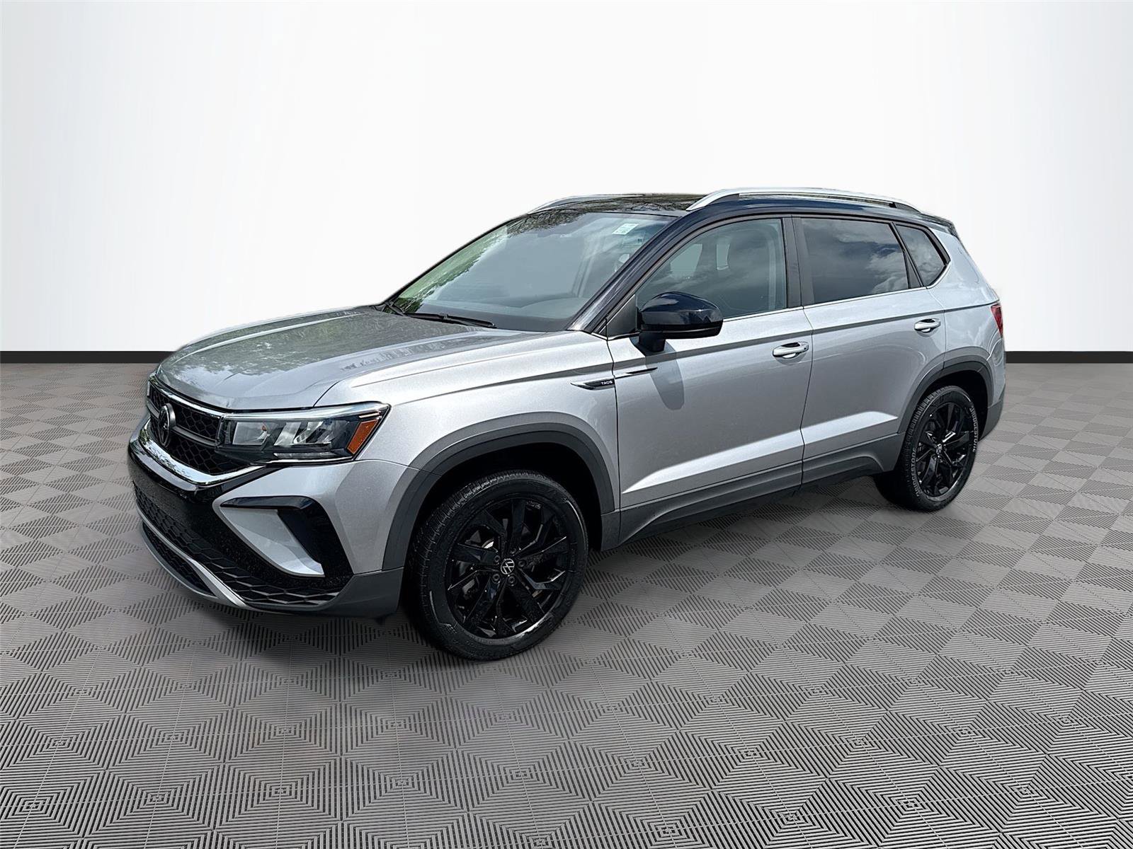 Used 2023 Volkswagen Taos SE w/ Panoramic Sunroof Package AWD/4WD image 3