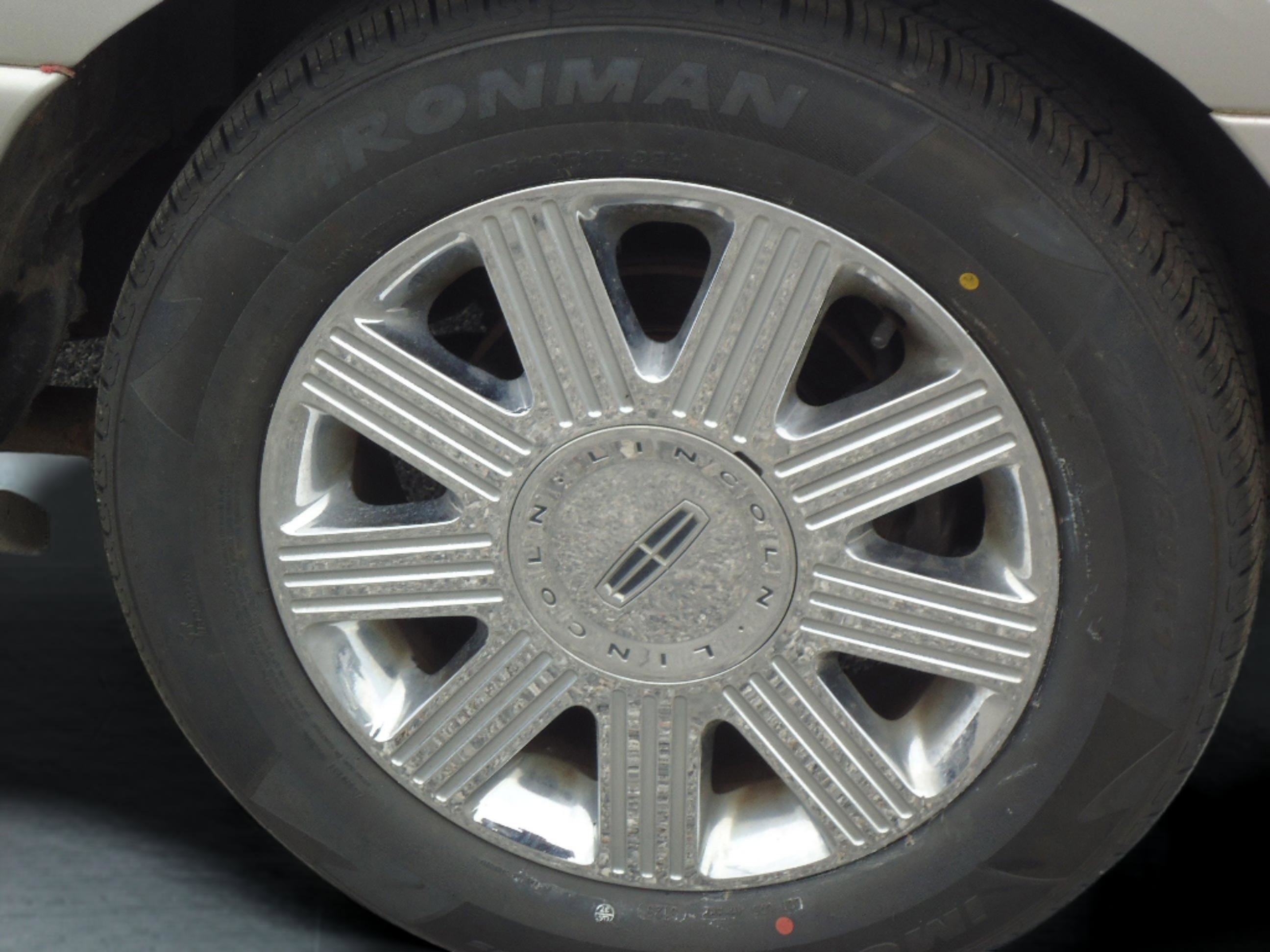 Used 2003 Lincoln Town Car Cartier image 10