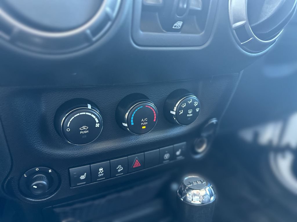 Used 2018 Jeep Wrangler Unlimited Sahara AWD/4WD image 16