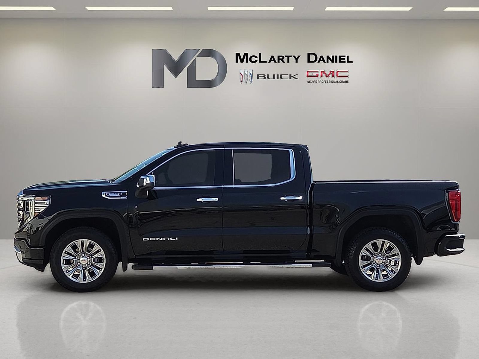 Used 2026 GMC Sierra 1500 Denali AWD/4WD image 2