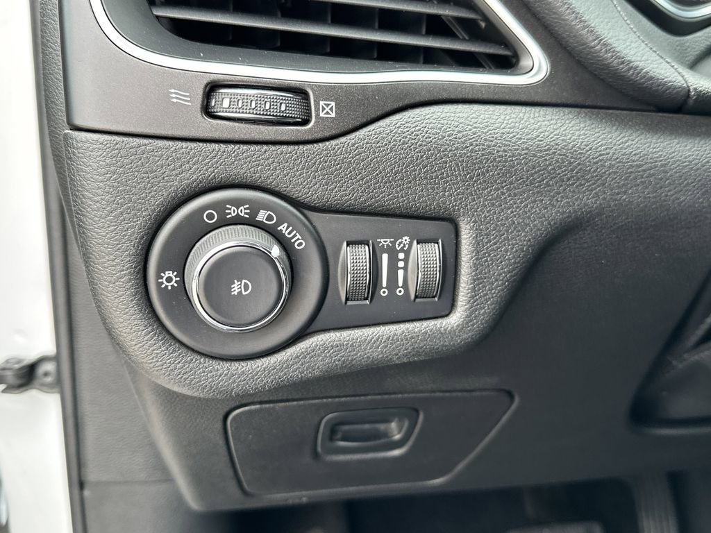 Used 2019 Jeep Cherokee Trailhawk image 18