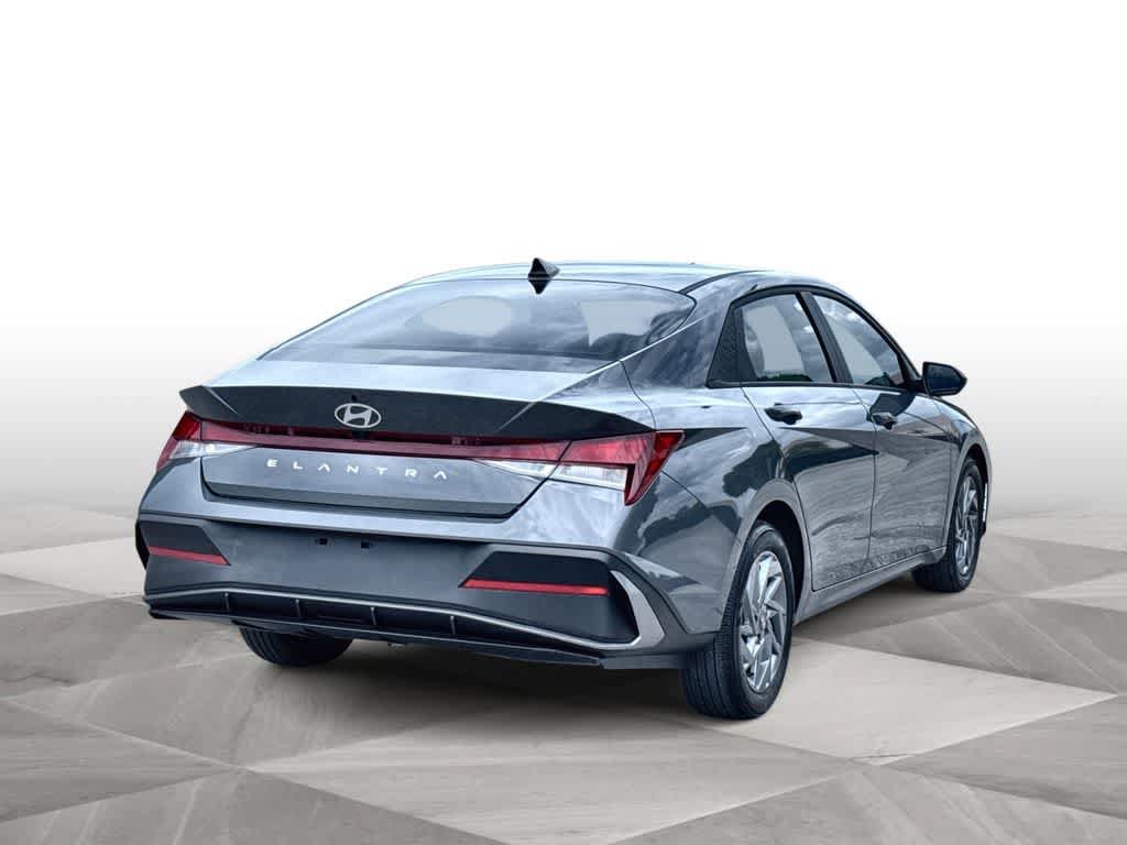 Used 2024 Hyundai Elantra SEL FWD image 8
