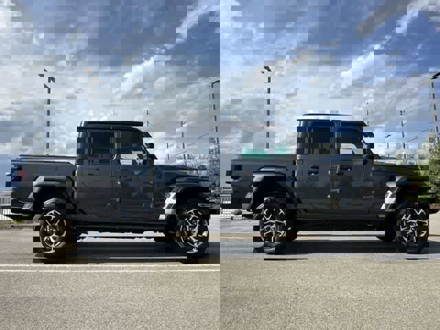 Used 2025 Jeep Gladiator Sport image 3