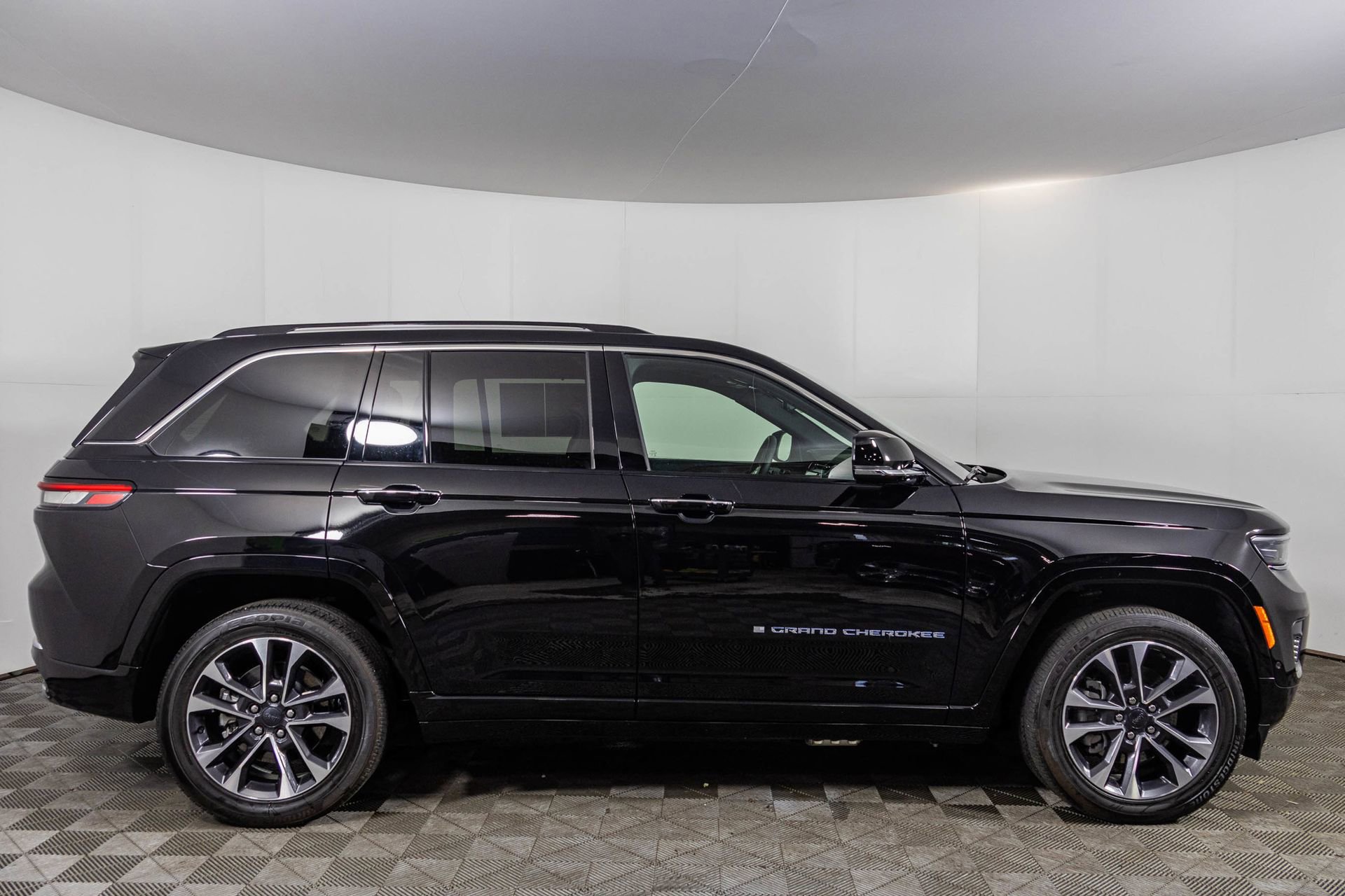 Used 2024 Jeep Grand Cherokee Overland w/ Luxury Tech Group IV image 18