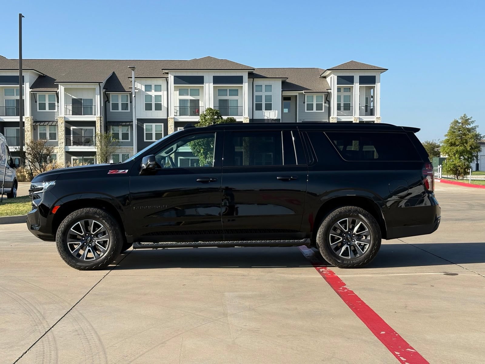 Certified 2024 Chevrolet Suburban Z71 w/ Luxury Package AWD/4WD image 4