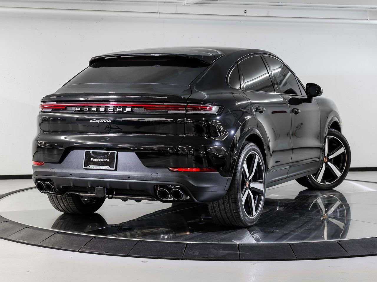 Certified 2025 Porsche Cayenne Coupe image 7