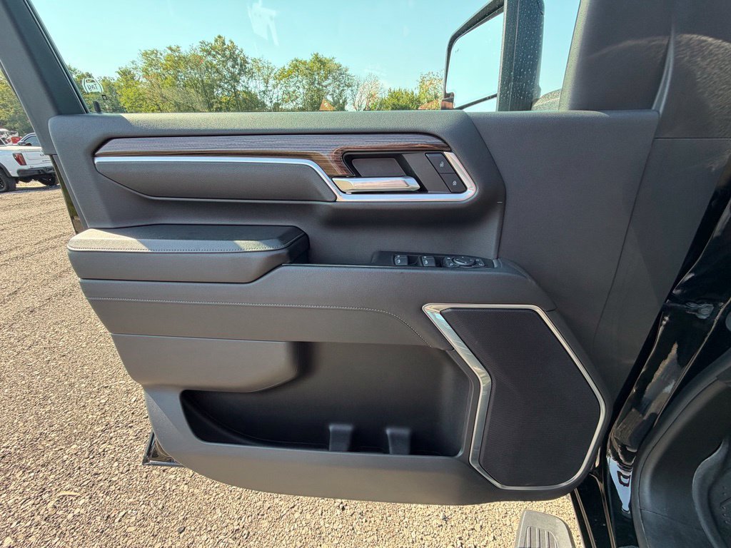 Used 2024 Chevrolet Silverado 2500 LT w/ Midnight Edition AWD/4WD image 5