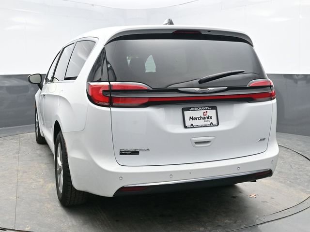 Used 2023 Chrysler Pacifica Touring-L image 5