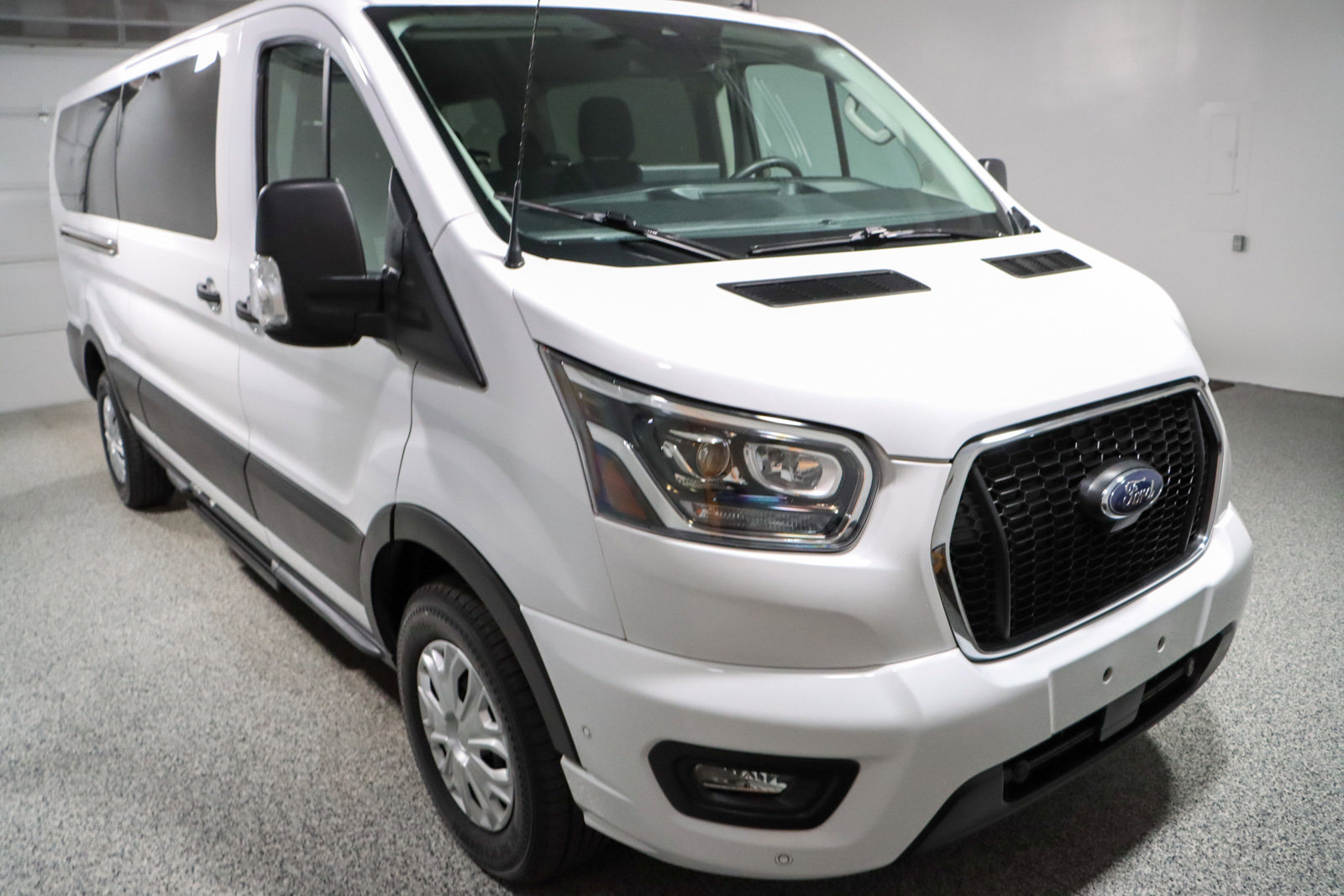 Used 2023 Ford Transit 350 XLT image 5