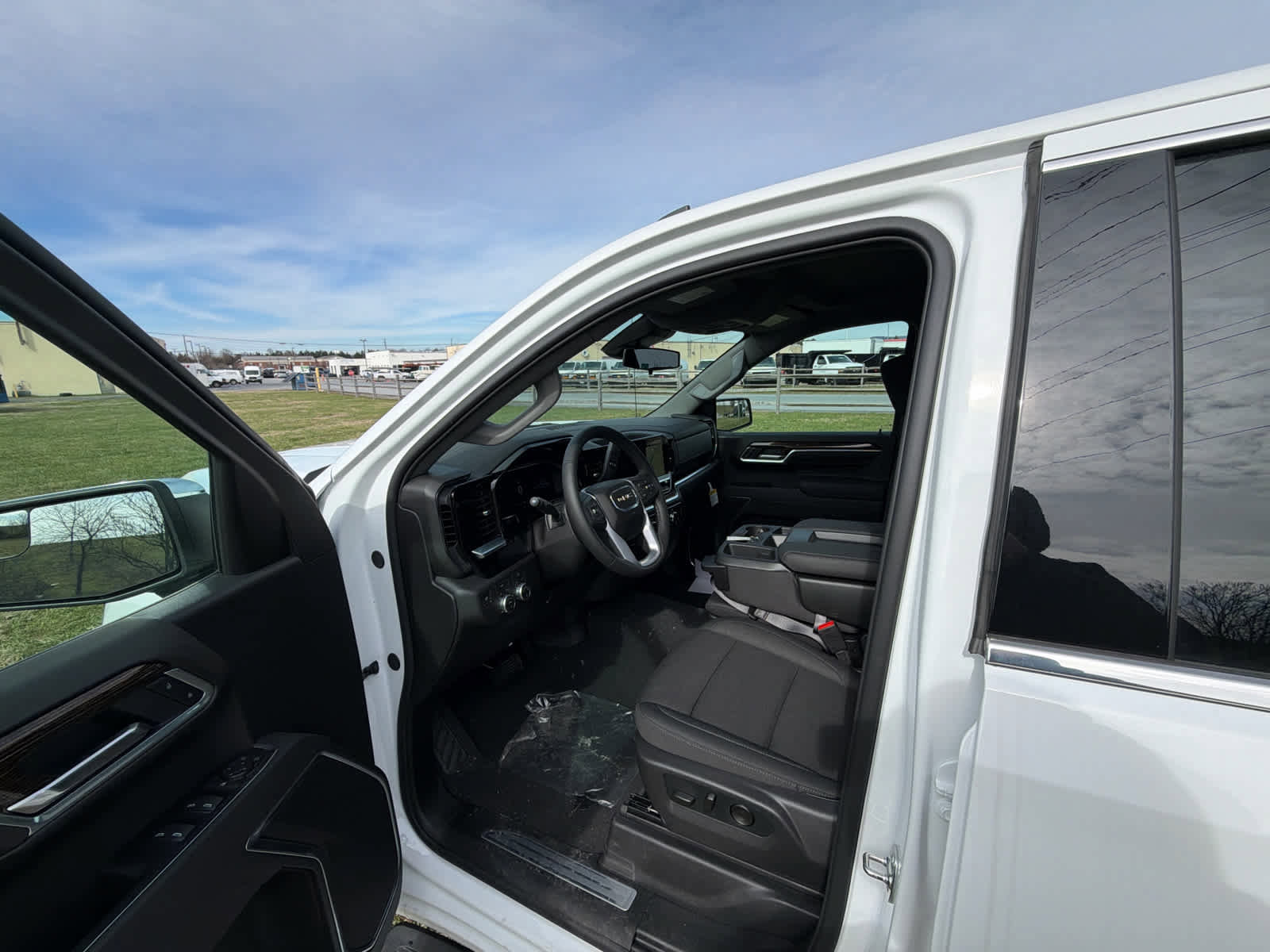 New 2026 GMC Sierra 1500 SLE w/ Preferred Package image 17