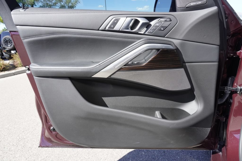 Used 2021 BMW X6 M50i AWD/4WD image 17