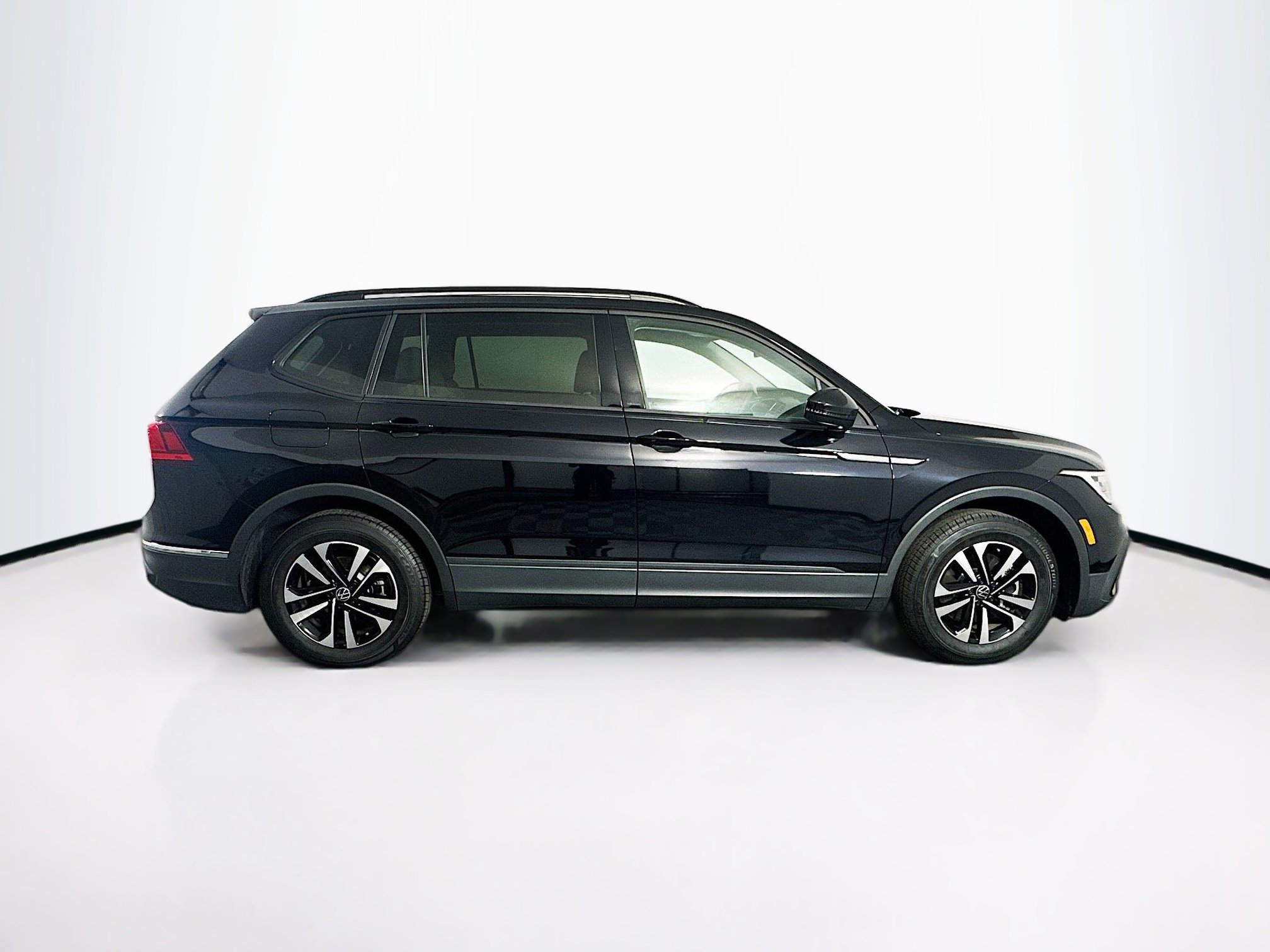 Used 2024 Volkswagen Tiguan S image 10