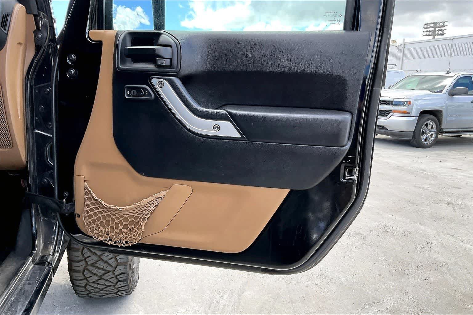 Used 2013 Jeep Wrangler Unlimited Sahara w/ Connectivity Group AWD/4WD image 28