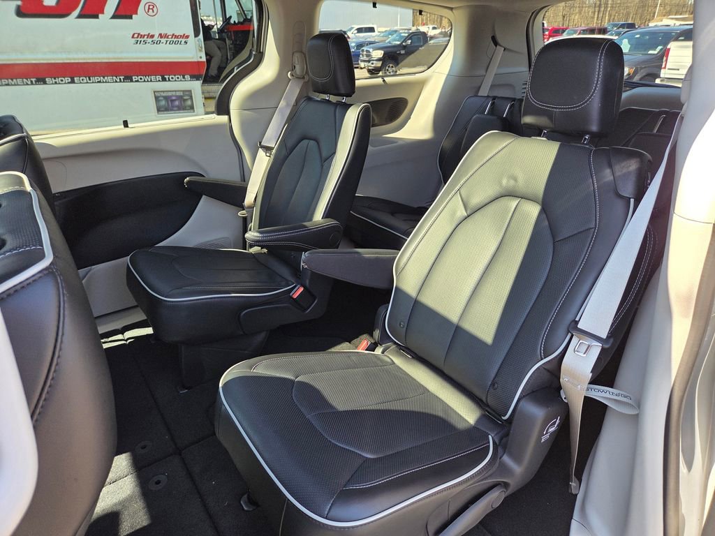 Used 2024 Chrysler Pacifica Limited image 18