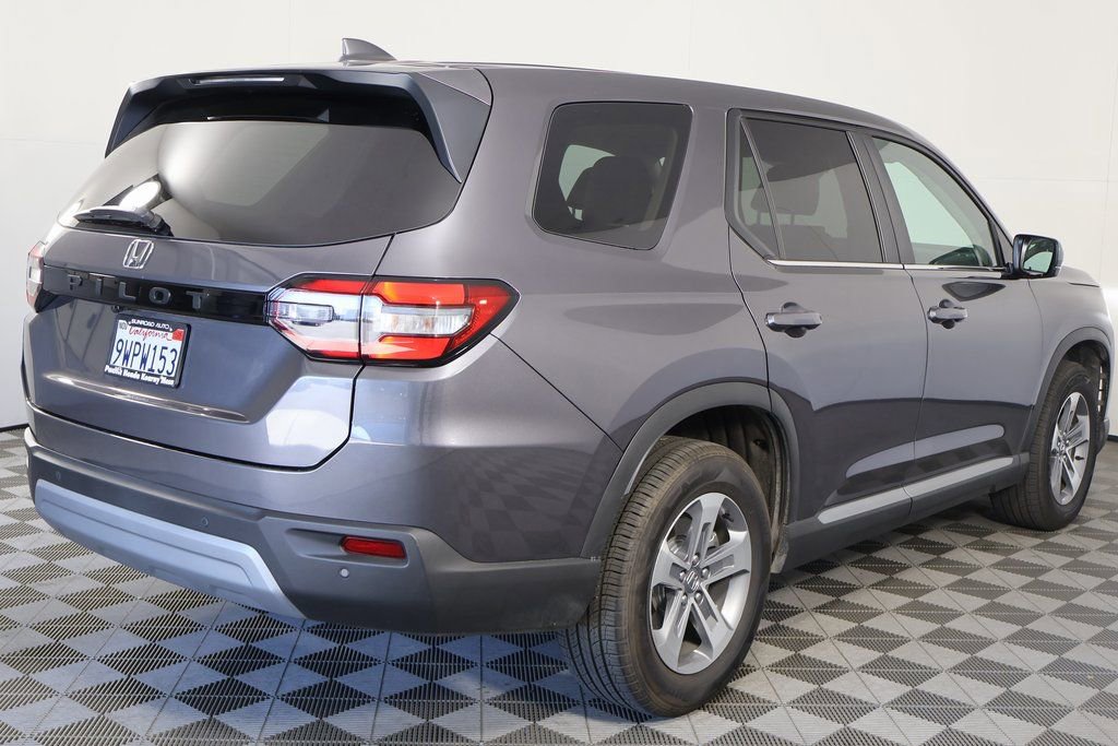 Used 2025 Honda Pilot EX-L image 3