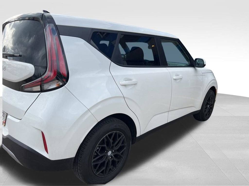 Used 2025 Kia Soul LX FWD image 5