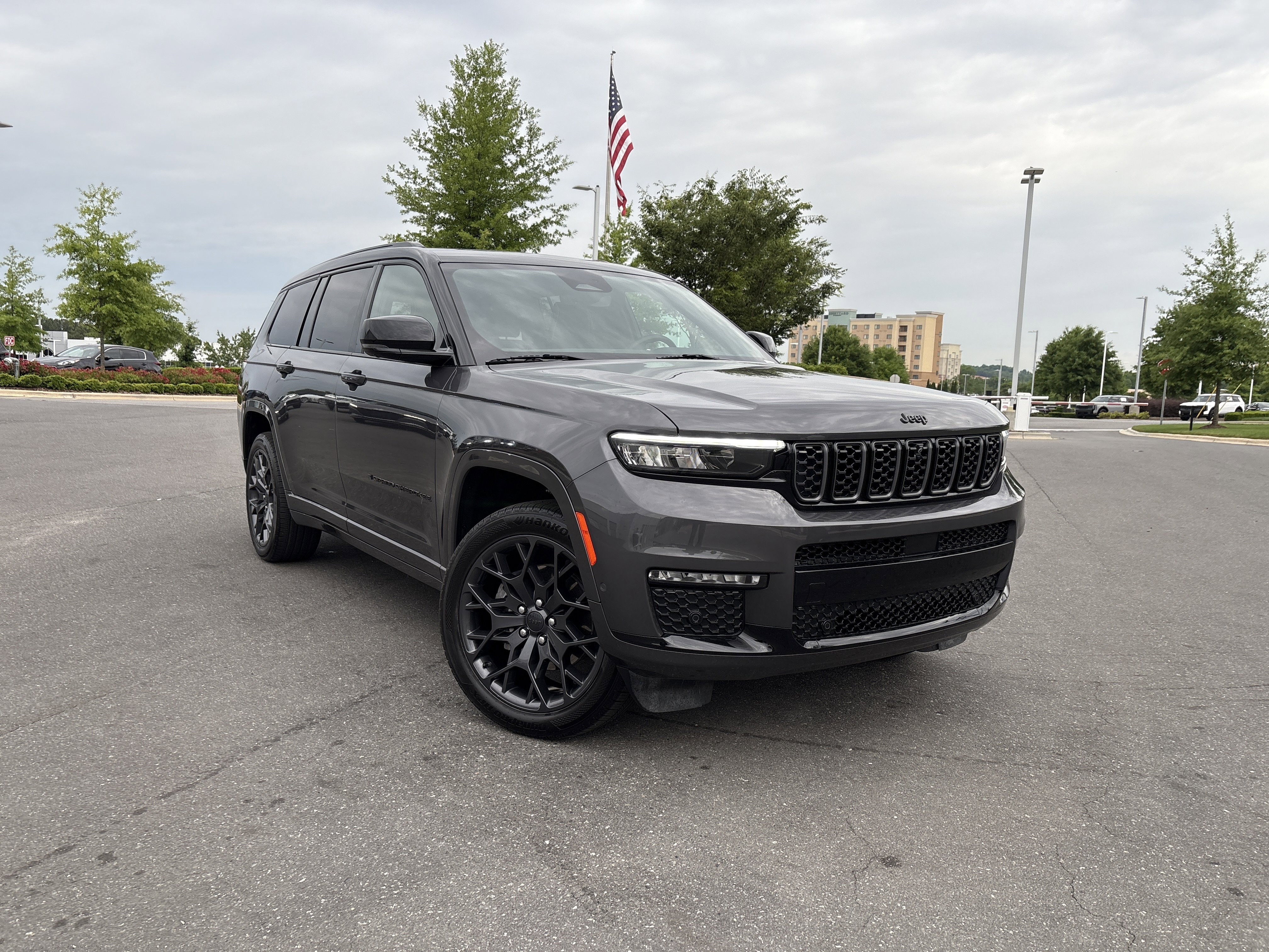 Used 2023 Jeep Grand Cherokee L Summit AWD/4WD image 2