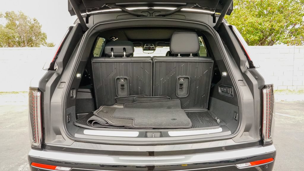 New 2027 Cadillac Vistiq Luxury w/ LPO, Floor Liner Package AWD/4WD image 9