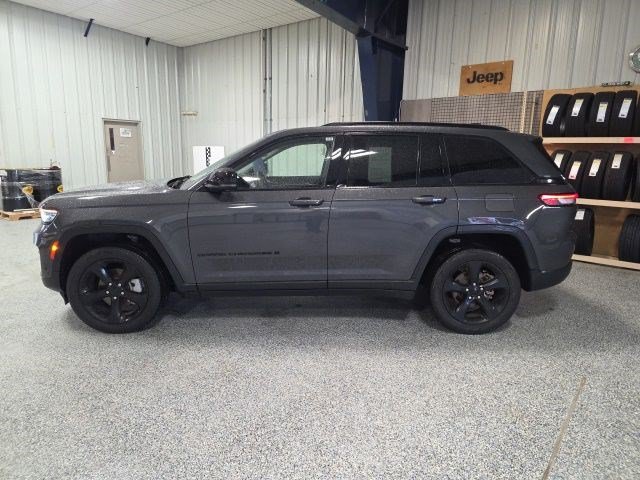 Used 2023 Jeep Grand Cherokee Limited w/ Luxury Tech Group II AWD/4WD image 5