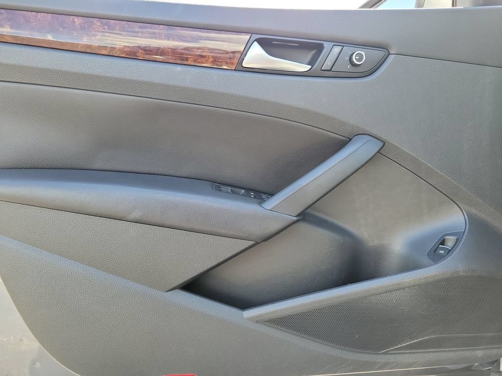 Used 2012 Volkswagen Passat TDI SEL Premium FWD image 21