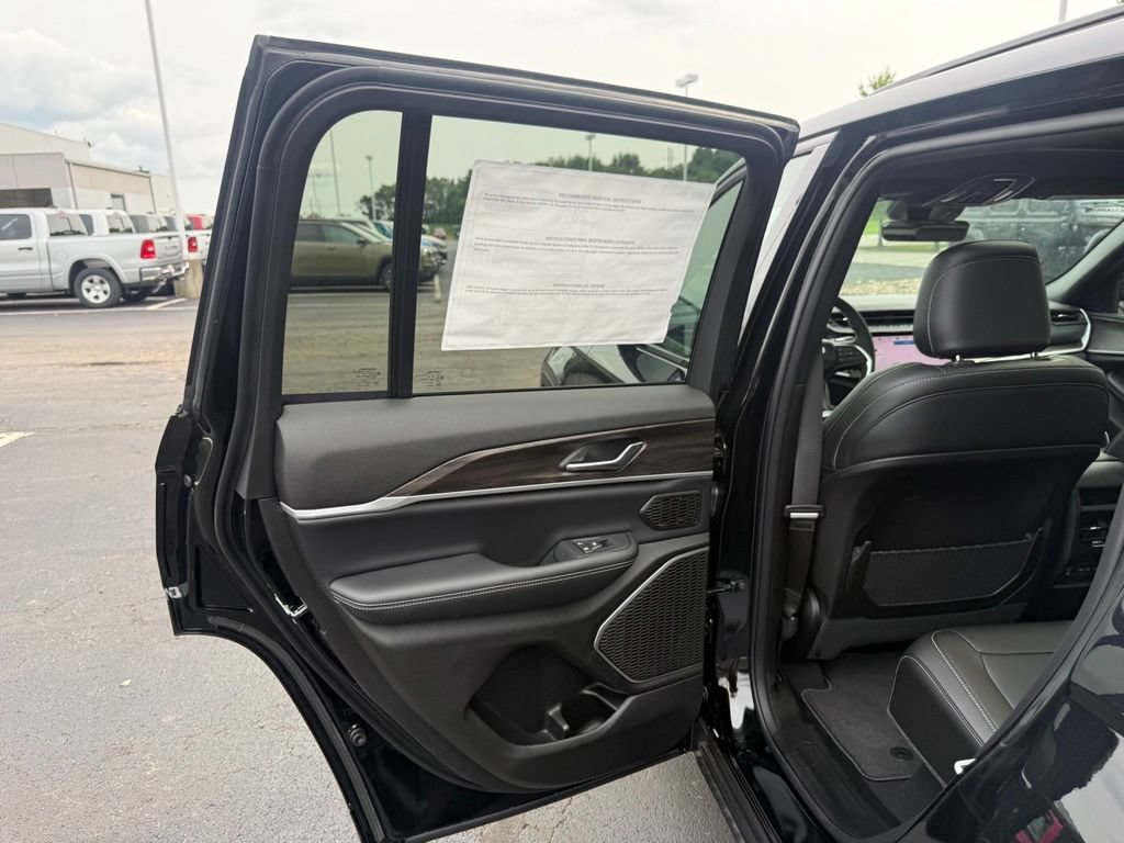 New 2026 Jeep Grand Cherokee Limited w/ Limited Altitude Package AWD/4WD image 35