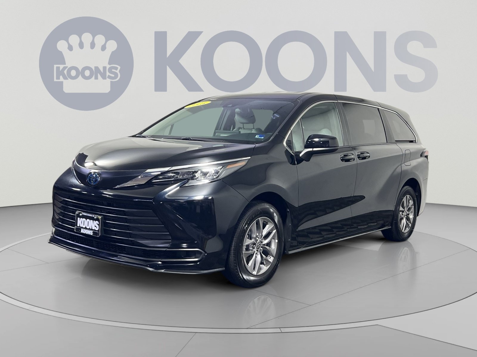 Used 2025 Toyota Sienna LE FWD image 1