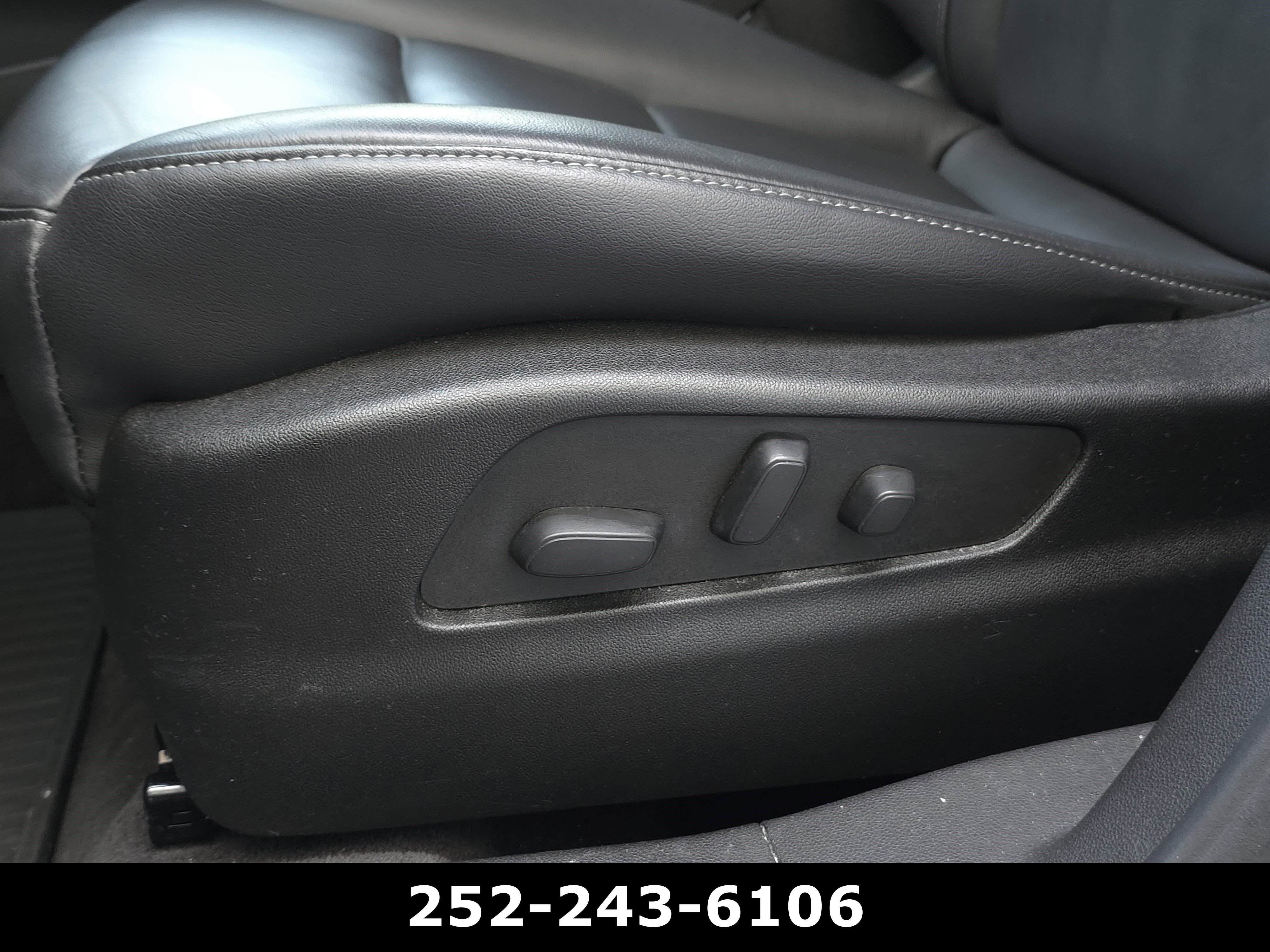Used 2023 Cadillac XT4 Premium Luxury w/ Enhanced Visibility Package FWD image 11