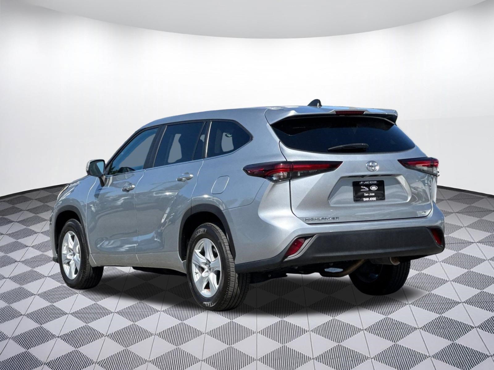 Used 2025 Toyota Highlander LE FWD image 3