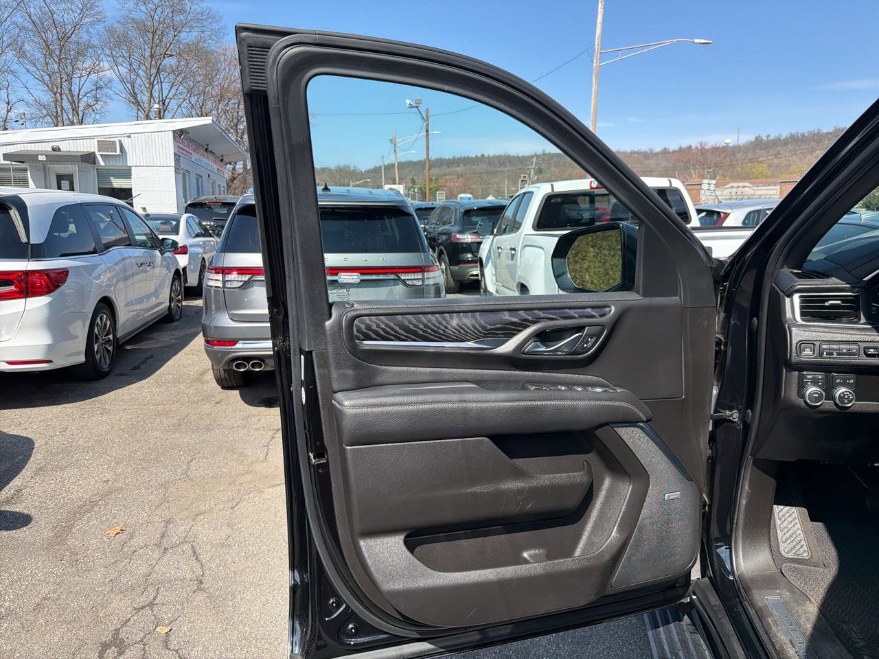 Used 2021 GMC Yukon XL Denali w/ Denali Premium Package image 16