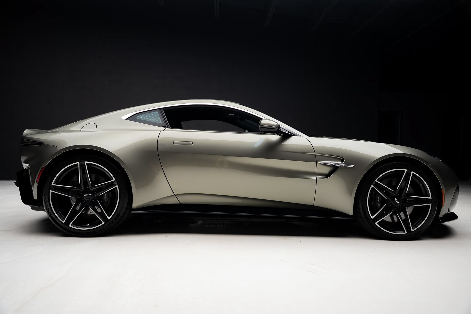 Used 2025 Aston Martin V8 Vantage Coupe RWD image 35
