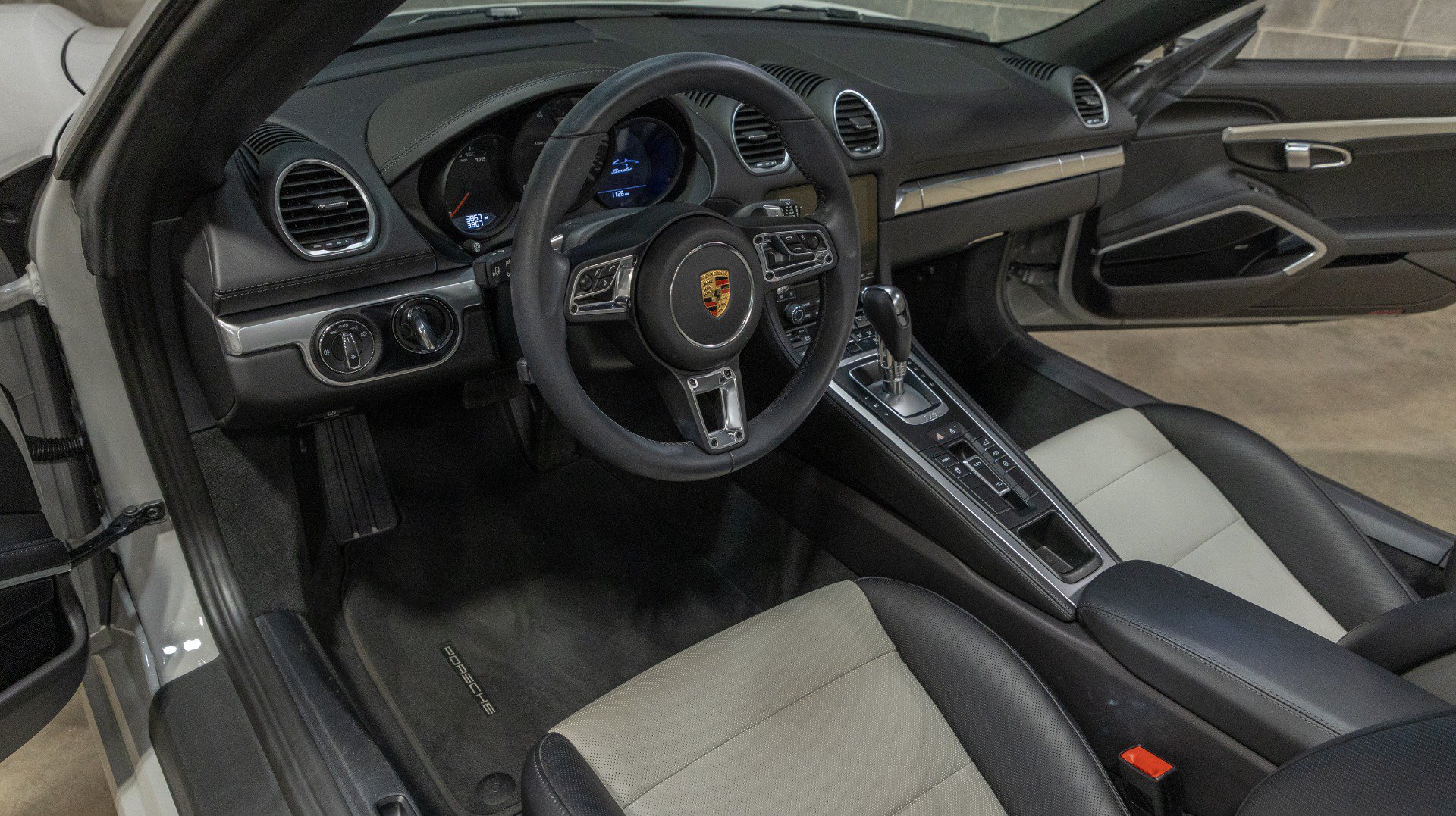 Used 2021 Porsche 718 Boxster RWD image 52