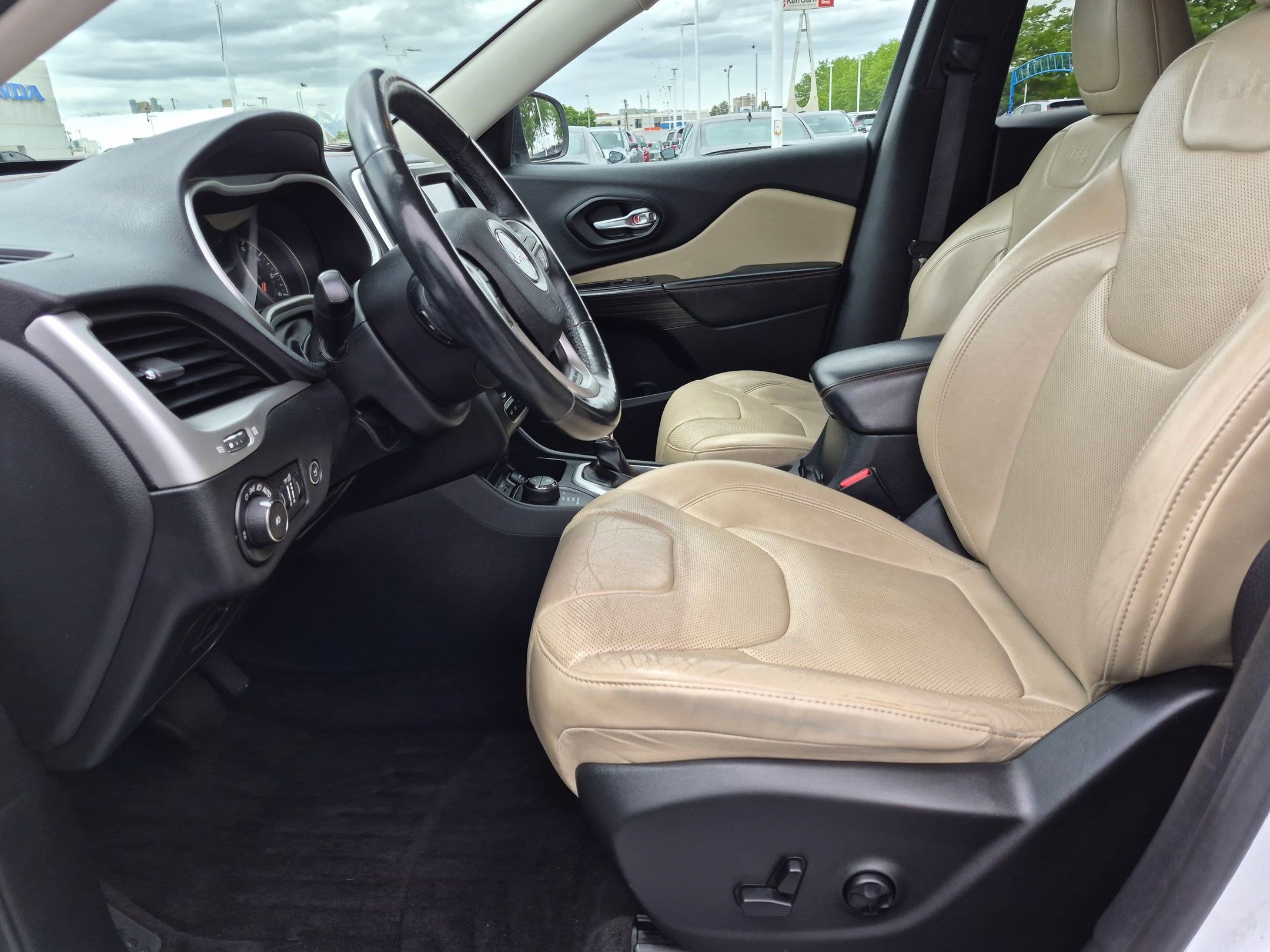 Used 2015 Jeep Cherokee Limited w/ Luxury Group AWD/4WD image 17