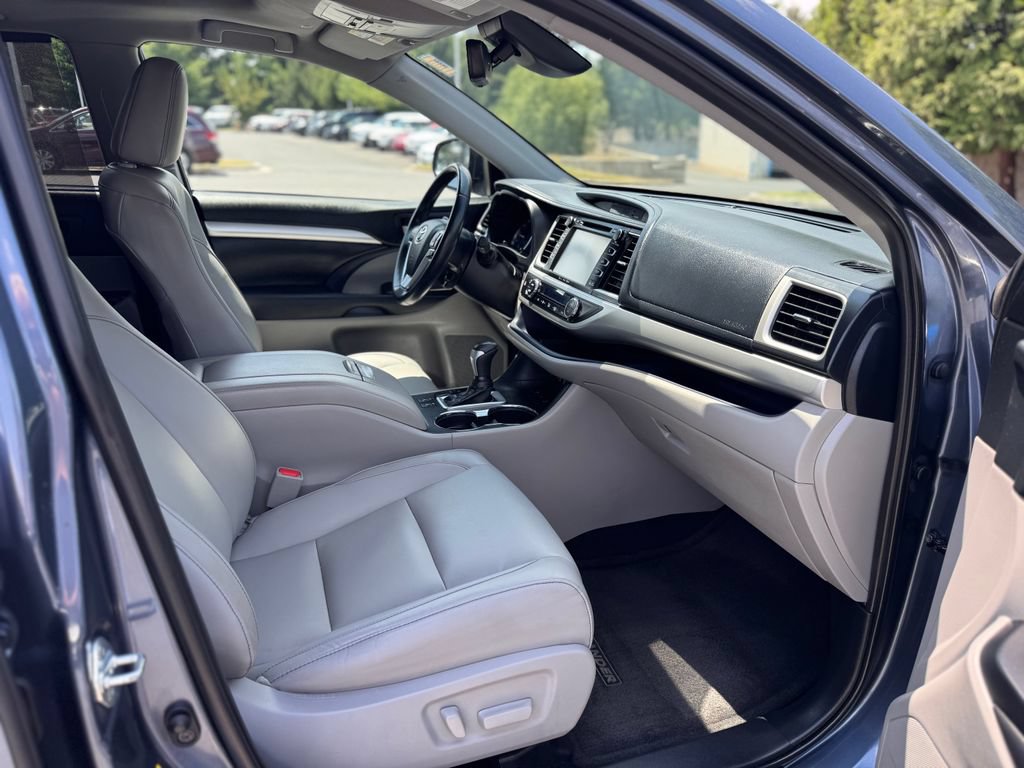Used 2019 Toyota Highlander XLE w/ Carpet Mat Package (TMS) AWD/4WD image 18