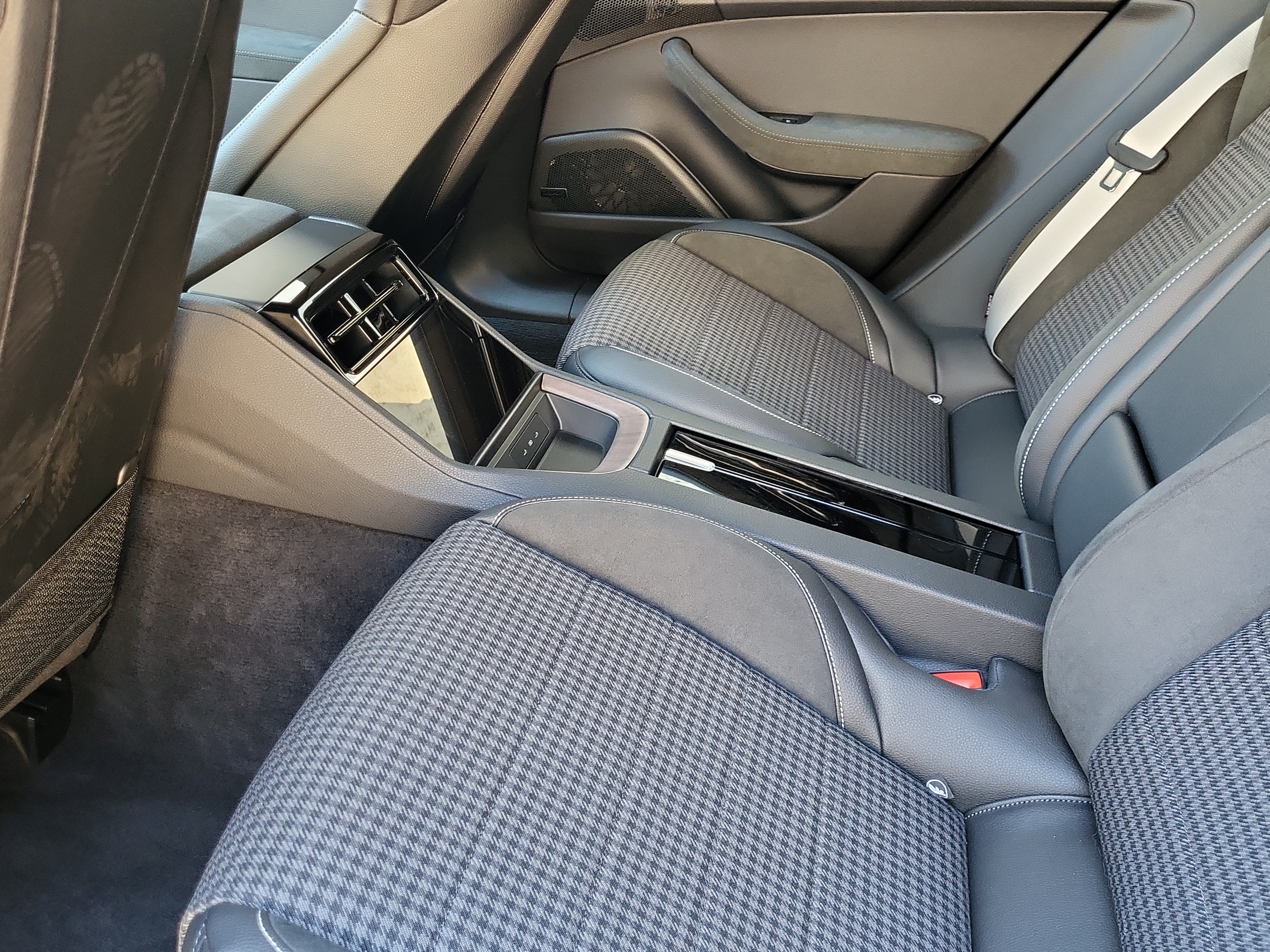 Certified 2025 Porsche Panamera 4 AWD/4WD image 21