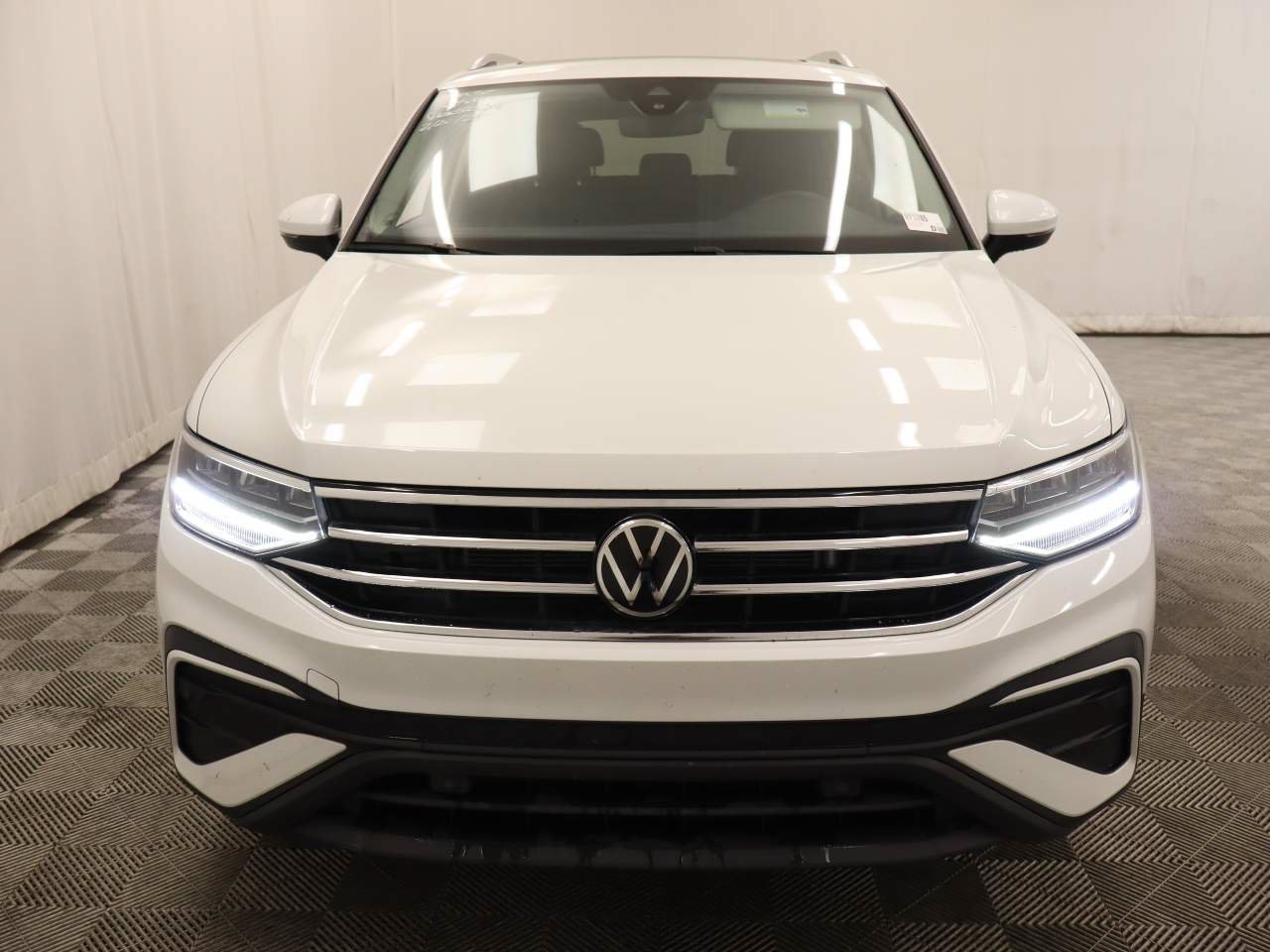 Certified 2023 Volkswagen Tiguan SE w/ Panoramic Sunroof Package FWD image 4