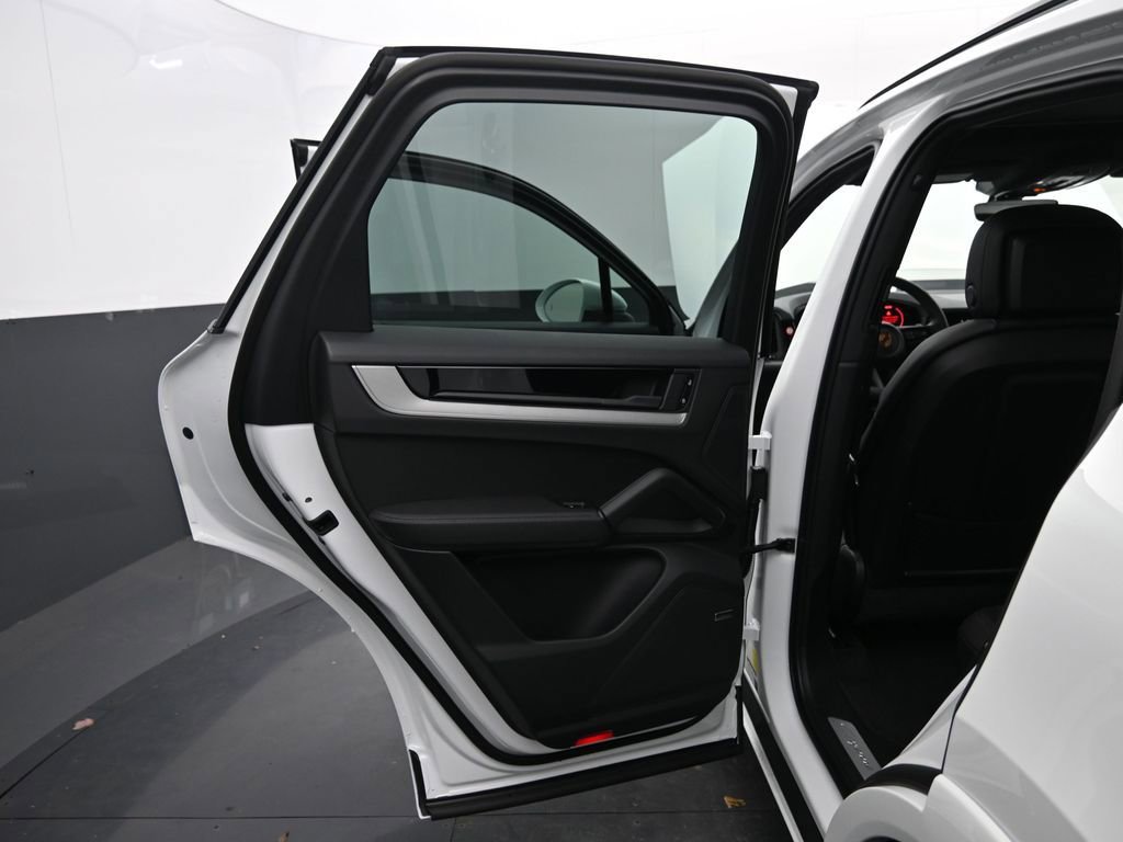 Certified 2025 Porsche Cayenne AWD/4WD image 25
