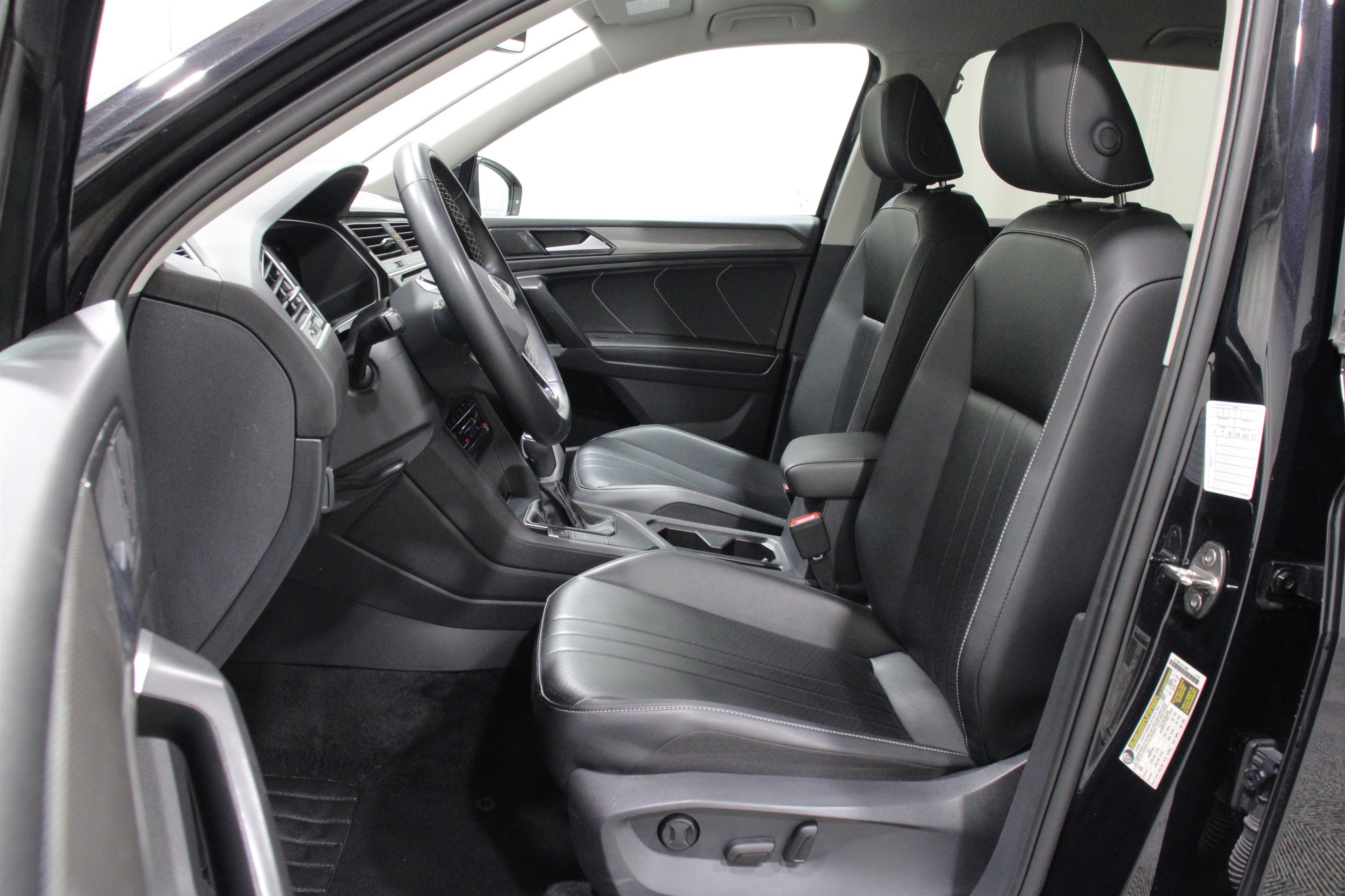 Used 2024 Volkswagen Tiguan SE image 2