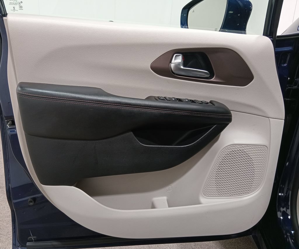 Used 2019 Chrysler Pacifica Touring Plus w/ Tire & Wheel Group FWD image 17