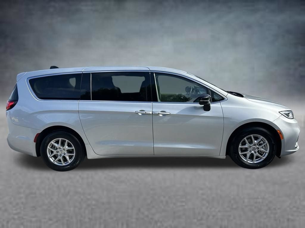 Used 2024 Chrysler Pacifica Touring-L FWD image 4