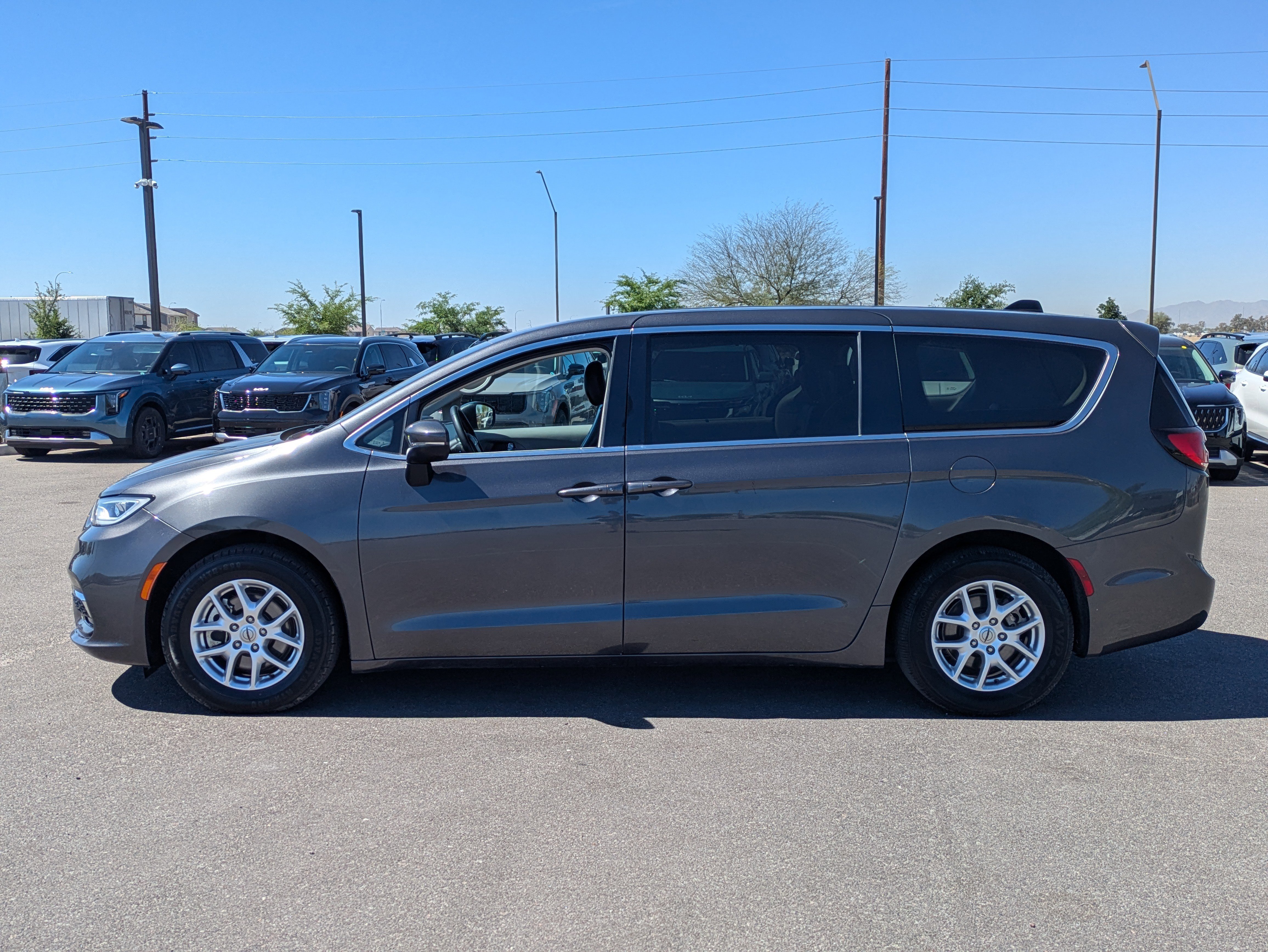 Used 2023 Chrysler Pacifica Touring-L FWD image 2