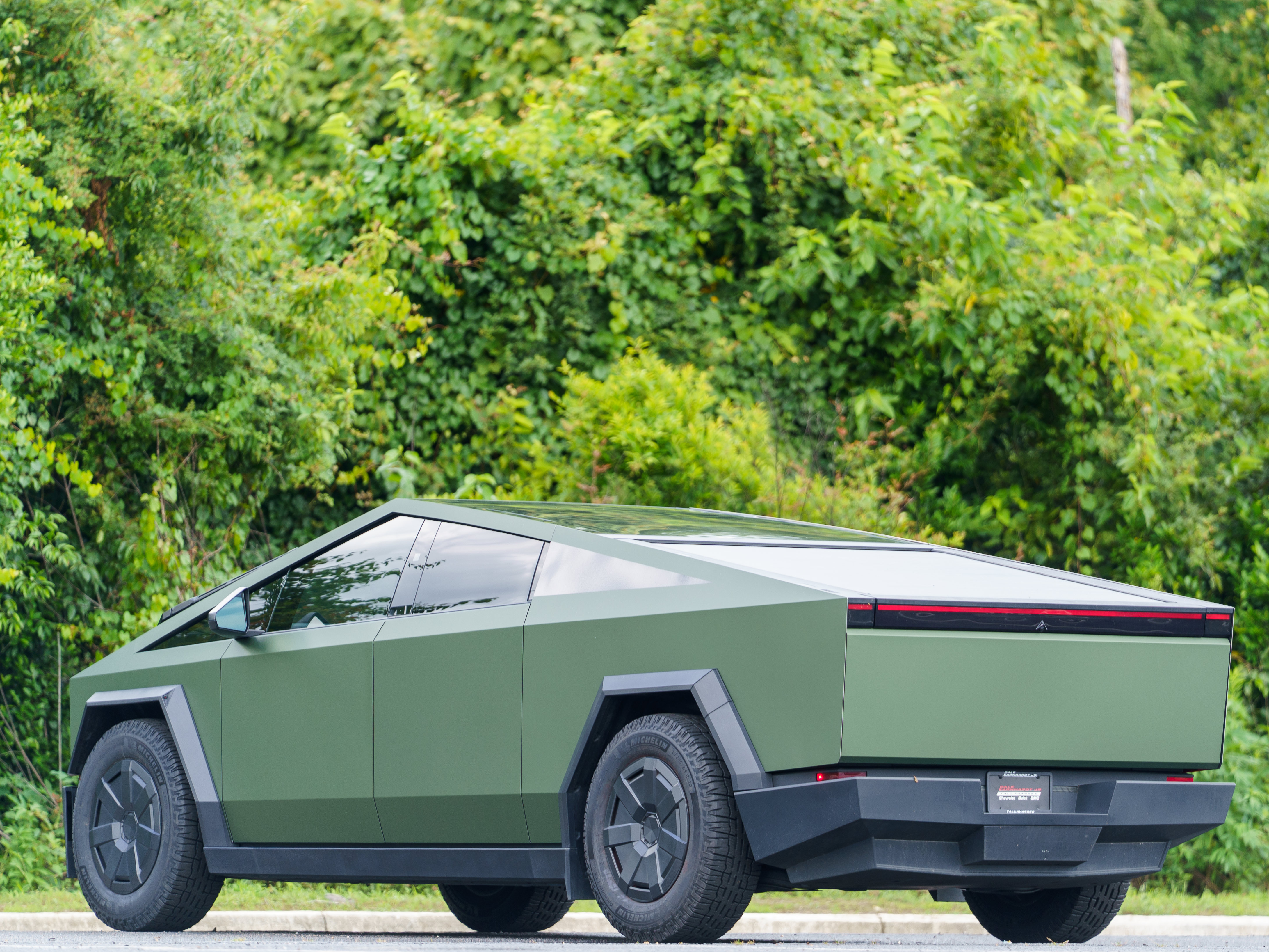 Used 2025 Tesla Cybertruck AWD Crew Cab image 3