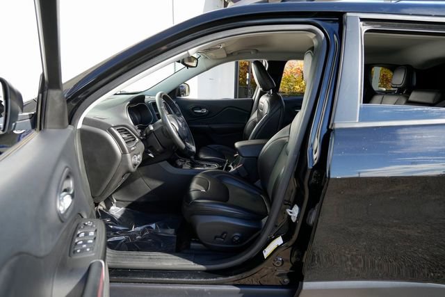 Used 2019 Jeep Cherokee Trailhawk w/ Cold Weather Group image 20