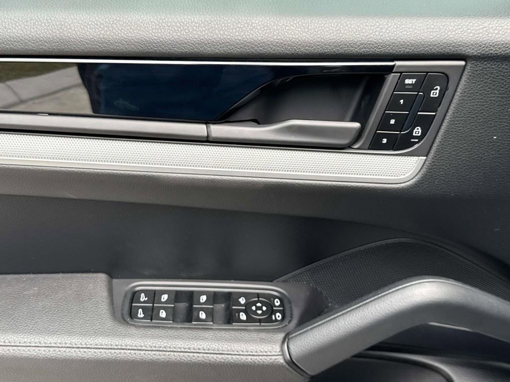 Certified 2025 Porsche Cayenne image 22